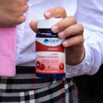 kramtomas multi vitaminu mineralu kompleksas vaikams vysniu skonio rankoje| Atedaktare